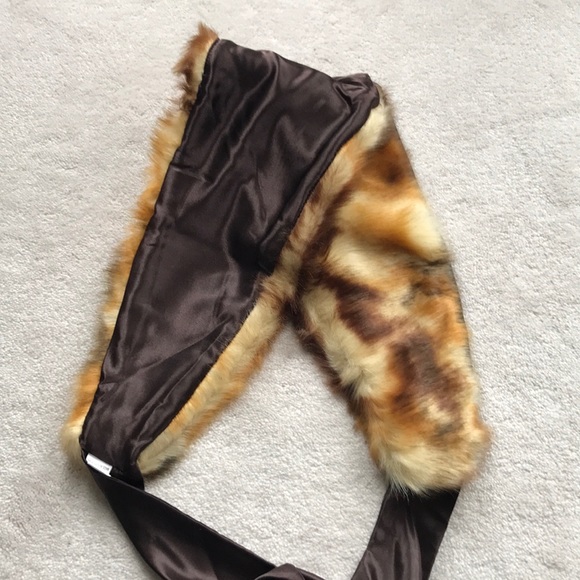 🦋4/$50🦋 NWOT Faux fur scarf/wrap - Picture 3 of 5